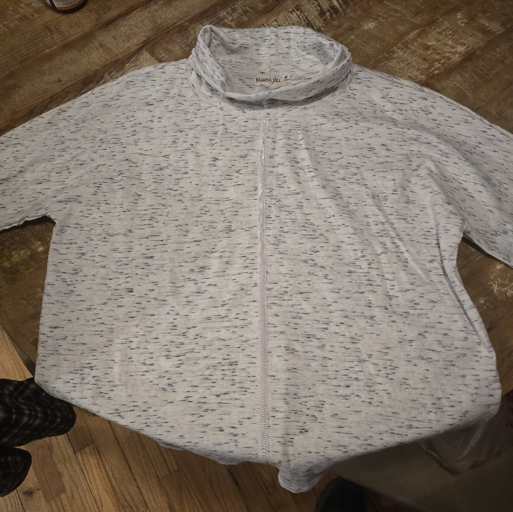 Women's White and Gray Top